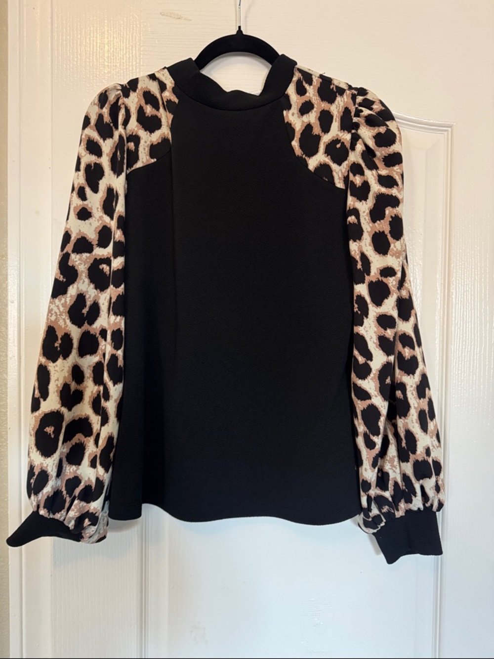 SHEIN Black Top with Leopard Print Puff Sleeves